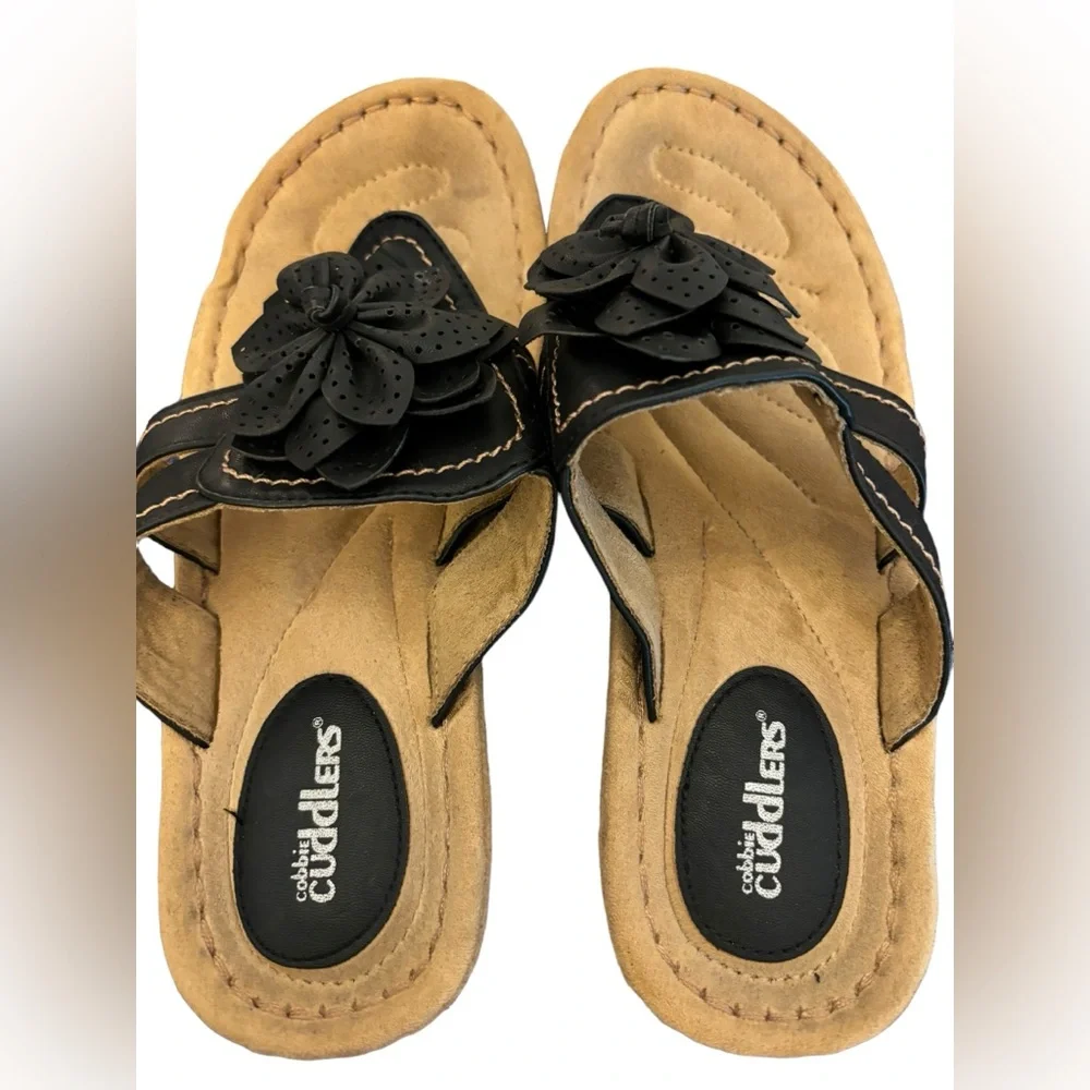 Cobbie Cuddlers Women’s Black‎ and Tan Sandals with Flower Accent Size 7.5